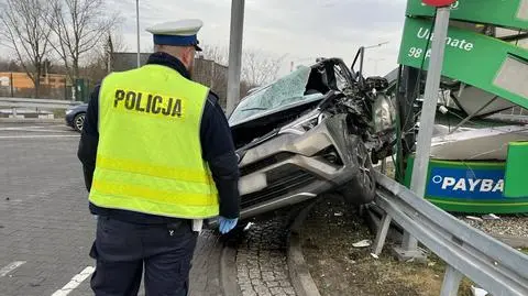 Pijani kierowcy na stacjach paliw. Jeden wjechał w słup z cenami, drugi w budynek