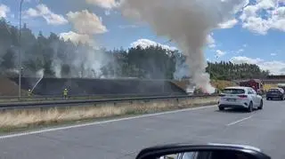 Samochód spłonął doszczętnie na autostradzie. Od pojazdu zapaliła się trawa. Droga jest zablokowana