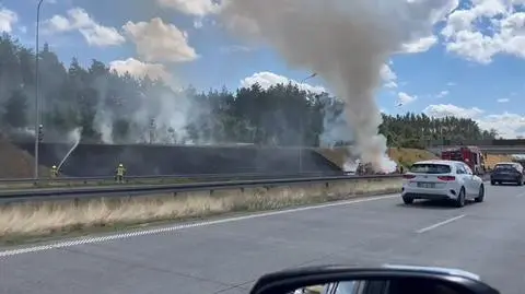 Samochód spłonął doszczętnie na autostradzie. Od pojazdu zapaliła się trawa. Droga jest zablokowana