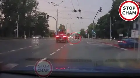 Wbiegł na "czerwonym" wprost pod auto i się poślizgnął. Nagranie