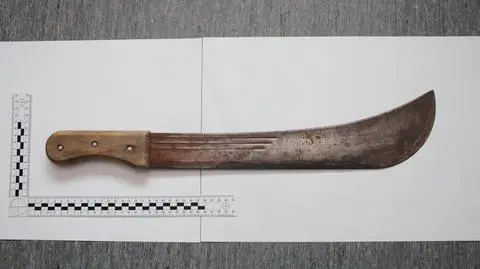 Policja: 40-latek w centrum Książa Wielkiego z maczetą w ręku groził swojemu sąsiadowi