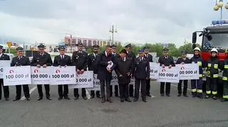 Przekazanie czeków z Funduszu Sprawiedliwości dla rzeszowskich OSP. Wręczają je Marcin Warchoł (Solidarna Polska) - kandydat na prezydenta Rzeszowa w przyspieszonych wyborach w 2021 r. i ówczesny prezydent miasta Tadeusz Ferenc (podał się do dymisji).