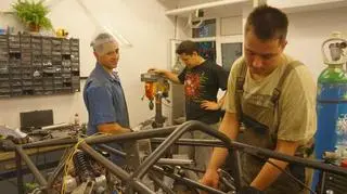 Zespół AGH Racing przy budowie bolidu
