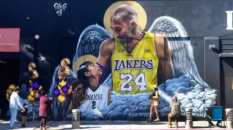 Mural, przedstawiający Kobego Bryanta z córką Gianną