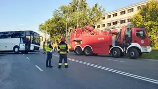 Autobus musieli wyciągać strażacy 