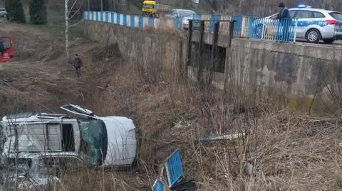 Przebił się przez barierki i wylądował w osuszonym stawie