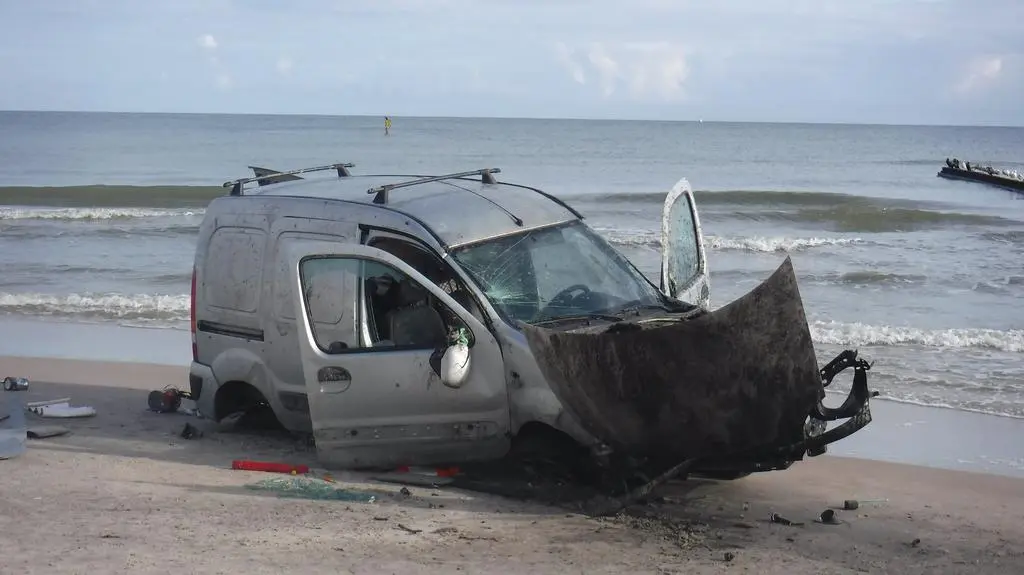 Samochód znalazł się na plaży w Łebie