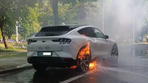 Rekordowo długie pożary "elektryków", jeden z nich trwał prawie 22 godziny. Dlaczego tak długo? 