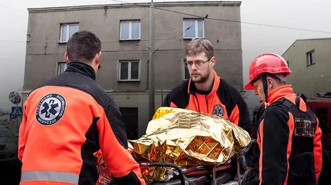 Podczas remontu zawalił się strop piwnicy. Strażacy wydobyli 4 osoby