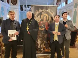Zespół badaczy z proboszczem parafii 