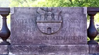 Tablica z łacińskimi napisami 