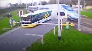 O włos od tragedii na przejeździe kolejowym. "Tak nieodpowiedzialne zachowanie jest karygodne"