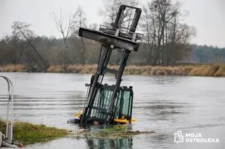 63-letni kierowca wózka widłowego zsunął się do rzeki Narew