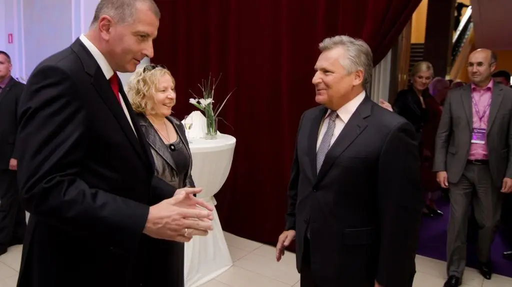 Były prezydent RP Aleksander Kawśniewski wita się z prezydentem Wrocławia Rafałem Dutkiewiczem. Wrocław Global Forum 2011