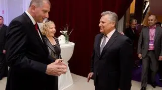 Były prezydent RP Aleksander Kawśniewski wita się z prezydentem Wrocławia Rafałem Dutkiewiczem. Wrocław Global Forum 2011