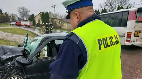 Zderzenie autobusu szkolnego z autem. Są ranni