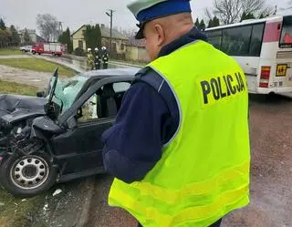 Zderzenie autobusu szkolnego z samochodem osobowym w Sadkowicach