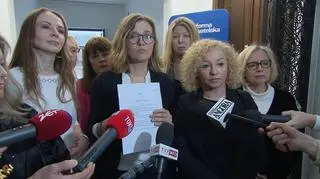 Posłanki Lewicy z aktywistkami 