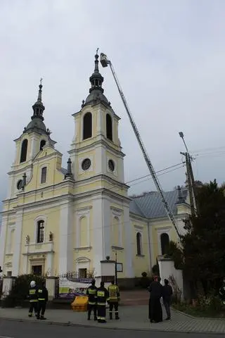 Strażacy zdjęli krzyże z kopuł kościoła w Bałtowie