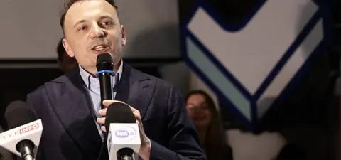 Gowina nazwał "marionetką PiS", wyborców przepraszał. Co obiecuje Łukasz Gibała? 