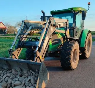 53-latek był przewożony na łyżce koparki