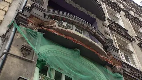 Z kamienicy oderwał się fragment balkonu i runął na chodnik