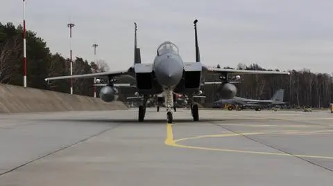 British troops and U.S. F-15 fighter jets arrive in Poland