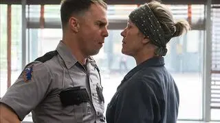 Frances McDormand i Sam Rocwell w filmie "Trzy bilboardy za Ebbing Missouri"