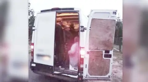 Niebezpieczna podróż do pracy. 29 osób ściśniętych w części ładunkowej dostawczego busa