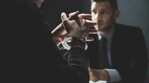 Przesłuchanie, policja, kajdanki