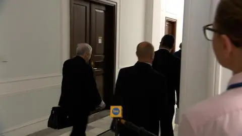 Milczący Kaczyński i pytania o "hołotę"