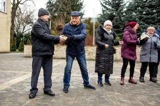 Podawali sobie książki z rąk do rąk