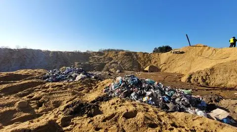 Chcieli zrzucić śmieci do wyrobiska. "Kierowca usiłował przejechać inspektorów"