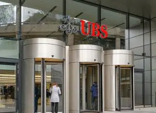 W 2023 roku bank UBS został zmuszony do przejęcia rywala Credit Suisse przez szwajcarskie władze.