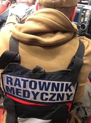 Członkowie grupy udzielają pomocy medycznej