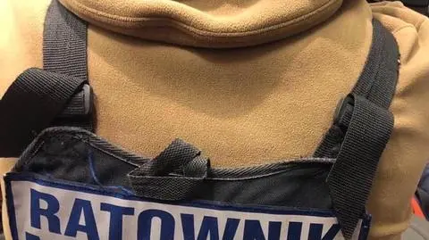 Członkowie grupy udzielają pomocy medycznej