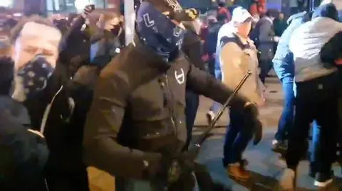 Policjanci bijący i psikający gazem pozostają bezkarni. "Polityczna prokuratura, polityczna policja, polityczne decyzje"