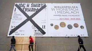 Rozładunek obrazów przed Muzeum Narodowym w Poznaniu