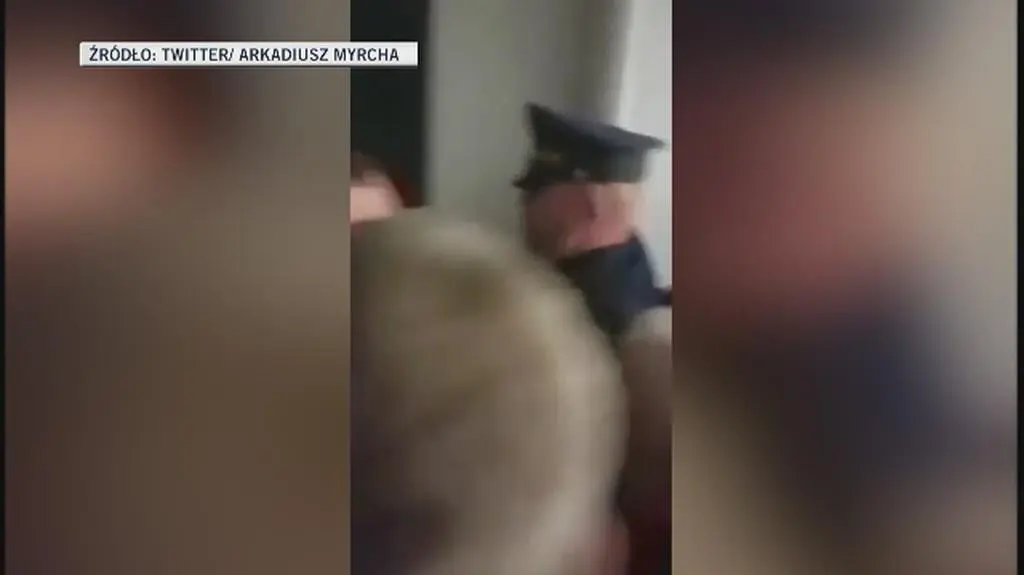 Przepychanki i upadek Suskiego. Tak posłowie PiS opuszczali Sejm