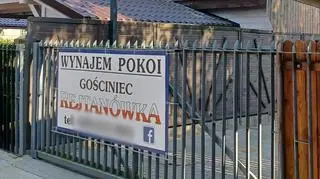 Wdzydze. Baner reklamujący Pensjonat "Rejtanówka"