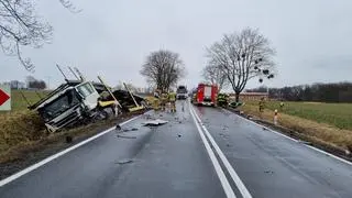 Czołowe zderzenie ciężarówki z samochodem osobowym