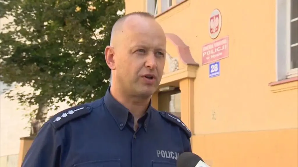 Auto zaparkowało na terenie Nysy. W środku mieszkała 4-osobowa rodzina