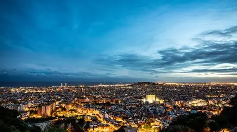 barcelona noc shutterstock_1716900442