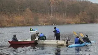 W chwytaniu pelikanów pomagali też pracownicy innych działów