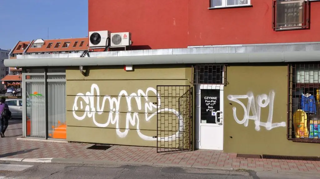 Wandale niszczą nowe elewacje