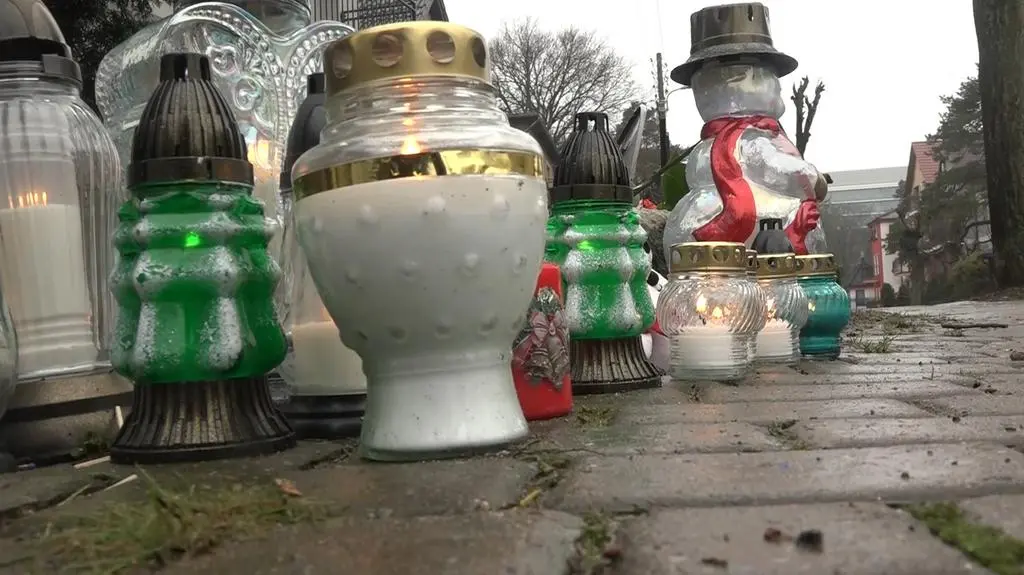 Na miejsce tragedii przynoszone są znicze