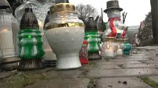 Na miejsce tragedii przynoszone są znicze
