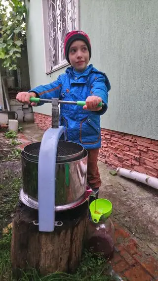 Jarosław, syn Julii i Mychajła Prudnyków, przed domem (zdjęcie sprzed inwazji rosyjskiej na Ukrainę)