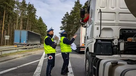 Policjani zatrzymali do kontroli cztery tiry