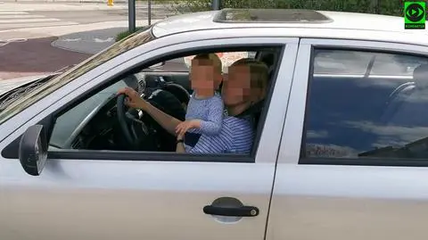 Dziecko na fotelu kierowcy w trakcie jazdy